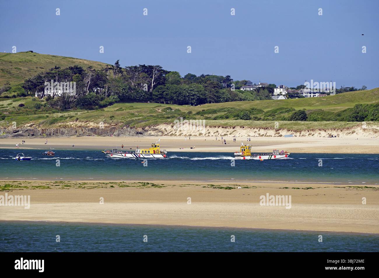 Zwei Boote auf dem Meer mit grünen Hügeln und einem klaren Himmel im Hintergrund, Padstow, Cornwall, Cornwall, England, Vereinigtes Königreich, Europa Stockfoto