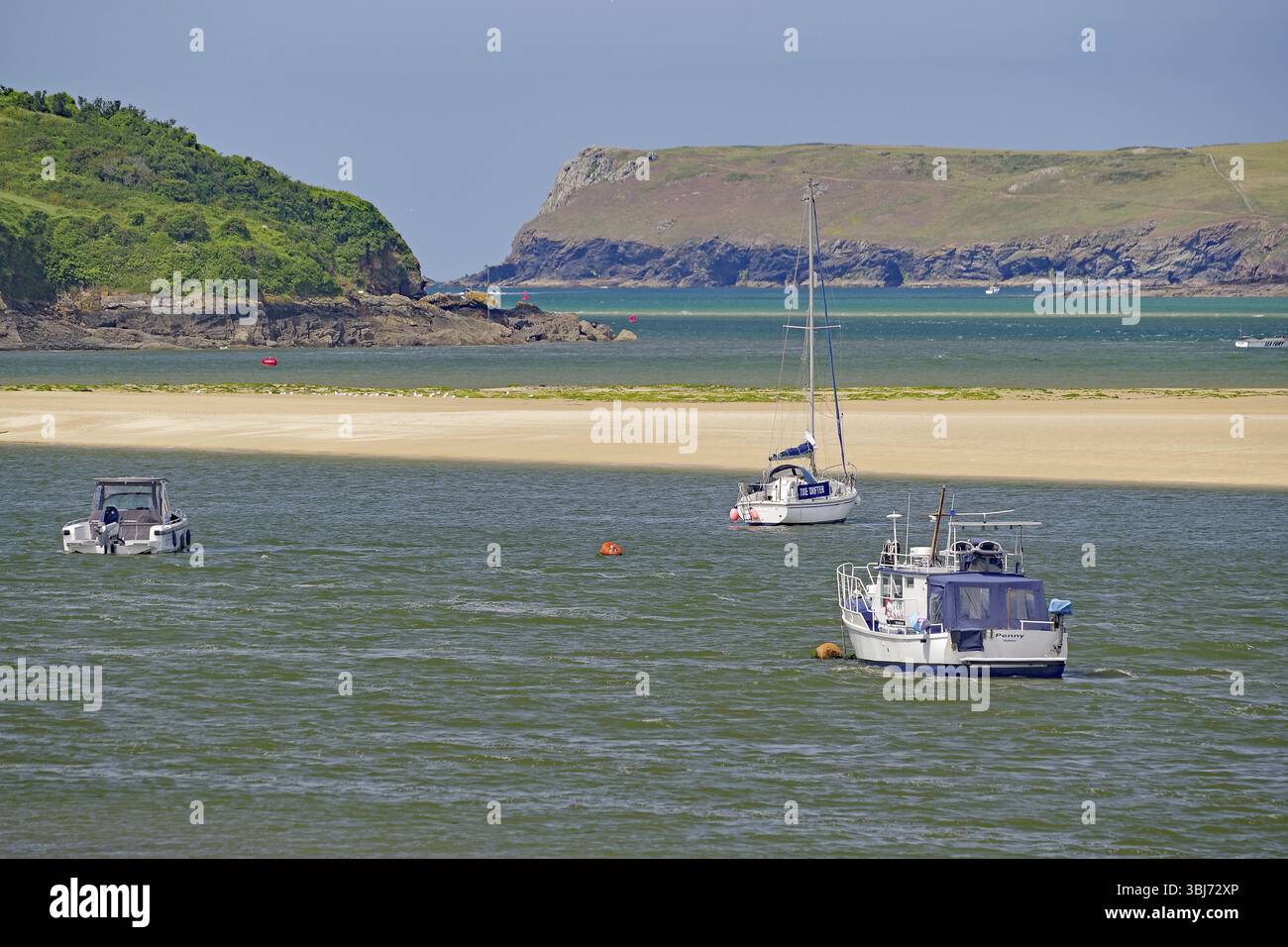 Boote auf einem Fluss mit grünen Hügeln und felsiger Küste im Hintergrund, Gezeiten, Camel Trail, Padstow, Cornwall, Cornwall, England, Großbritannien, Europa Stockfoto