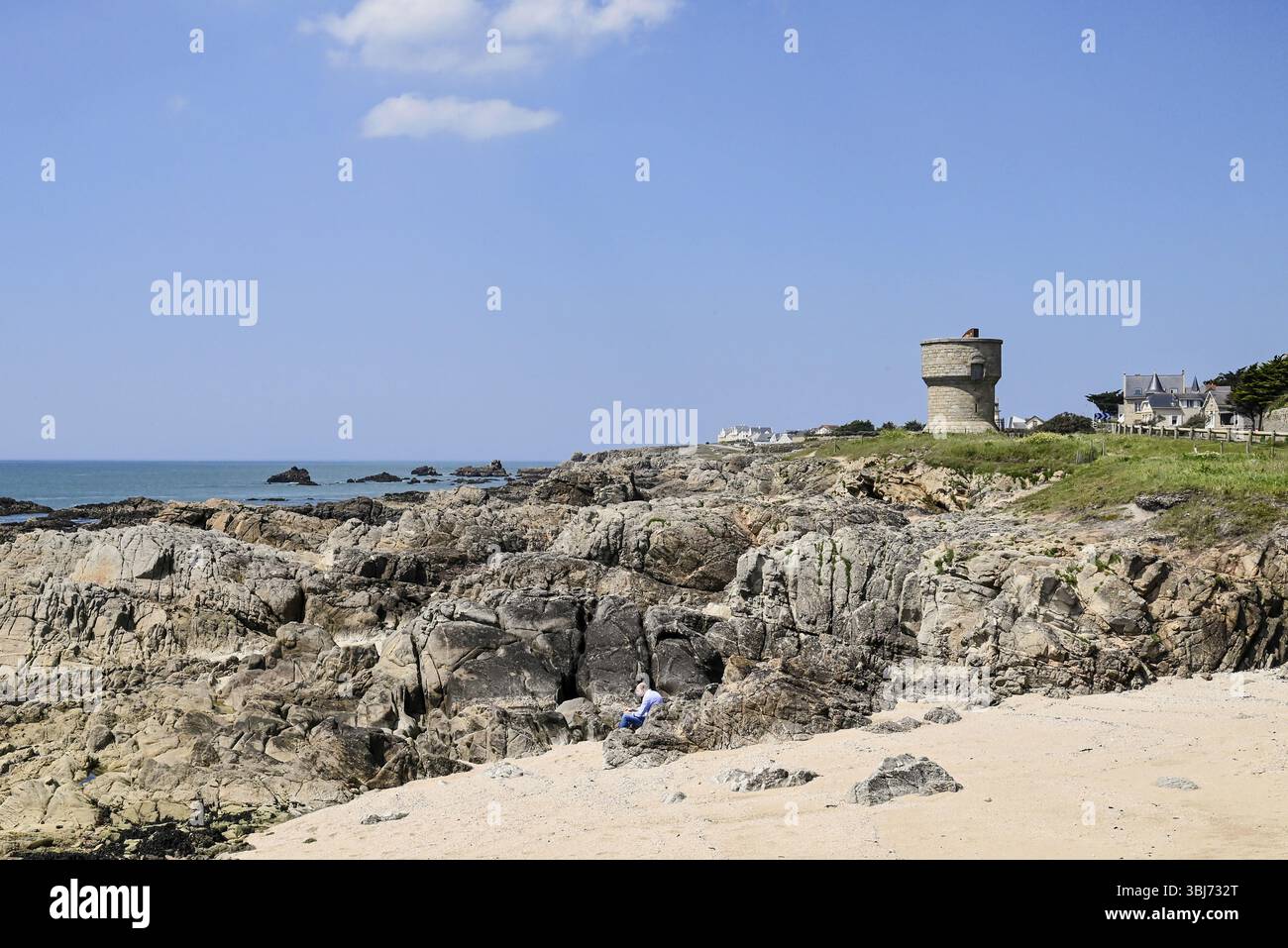 Felsige Atlantikküste mit Mühlenbasis, Le Croisic, Loire-Atlantique, Pays de la Loire, Frankreich, Europa Stockfoto