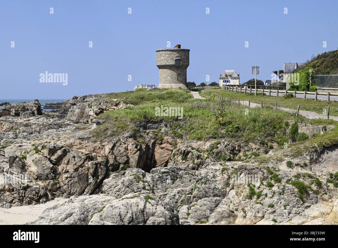 Felsige Atlantikküste mit Mühlenbasis, Le Croisic, Loire-Atlantique, Pays de la Loire, Frankreich, Europa Stockfoto