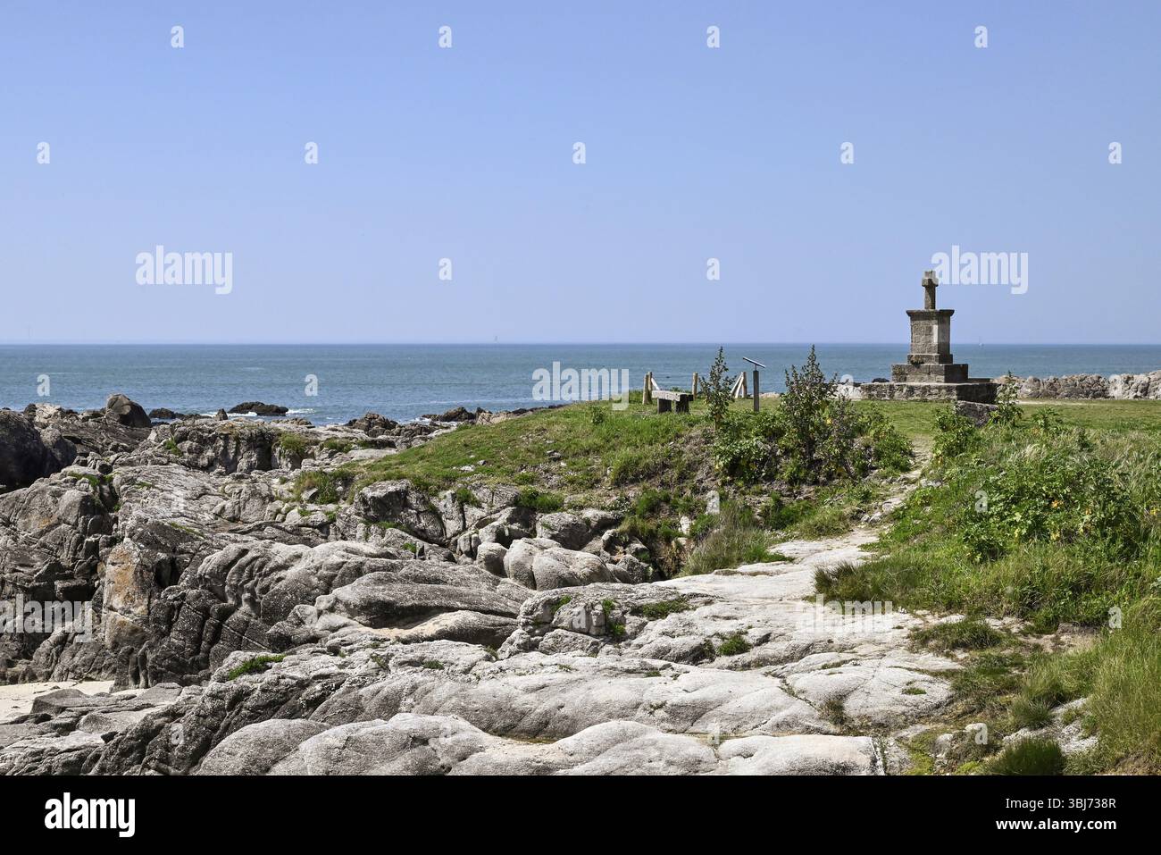 Felsige Atlantikküste mit Gotteshaus, Le Croisic, Loire-Atlantique, Pays de la Loire, Frankreich, Europa Stockfoto