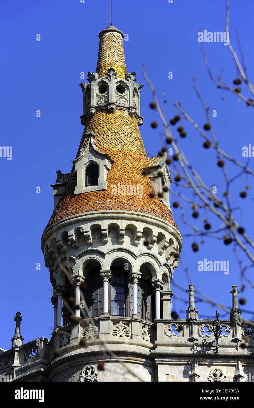 Turm eines Hauses, Kisten Rocamora aus ca. 1917 im Stil der katalanischen Moderne, Passeig de Gracia, Eixample, Barcelona, Katalonien, Spanien, Europa Stockfoto