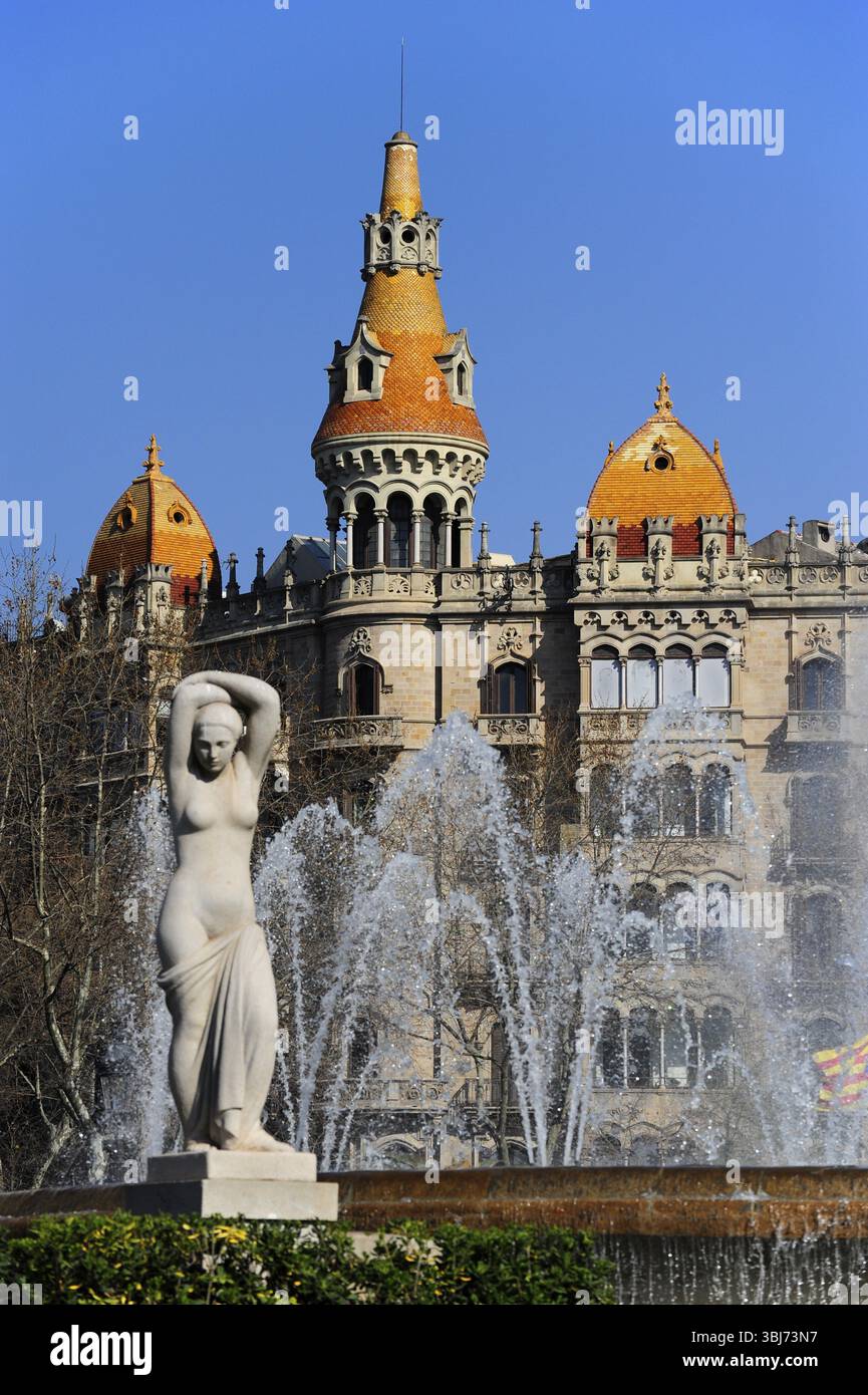 Placa de Catalunya, Platz mit Brunnen, dahinter befindet sich Rocamora im Stil der katalanischen Moderne am Passeig de Gracia, Eixample, Barcelona, Catalo Stockfoto
