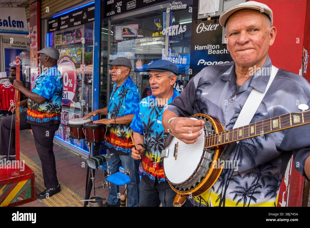 Musikgruppe, die in den Straßen von San José, der Hauptstadt von Costa Rica, auftritt Stockfoto