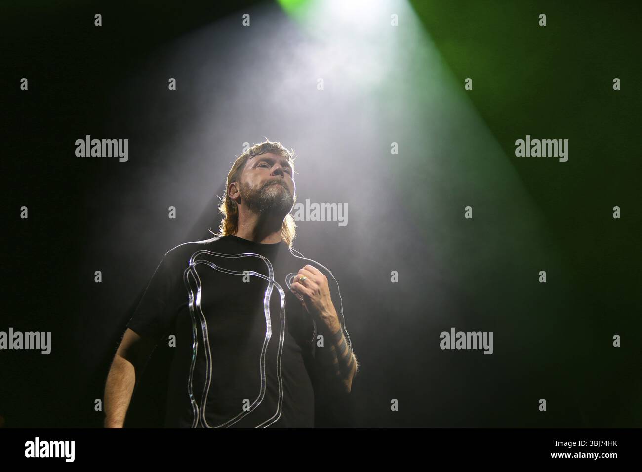 Auf einer Bühne im Rampenlicht steht ein Mann in Gedanken, Rea Garvey beim Schlossgrabenfest Darmstadt am 07.06.2025 Stockfoto