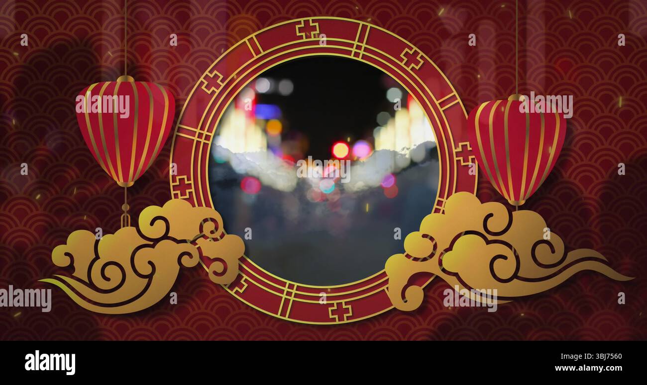 Mit goldenem Rahmen mit verschwommenen Stadtlichtern vor rotem Hintergrund, roten Laternen und goldenen Wolken Stockfoto