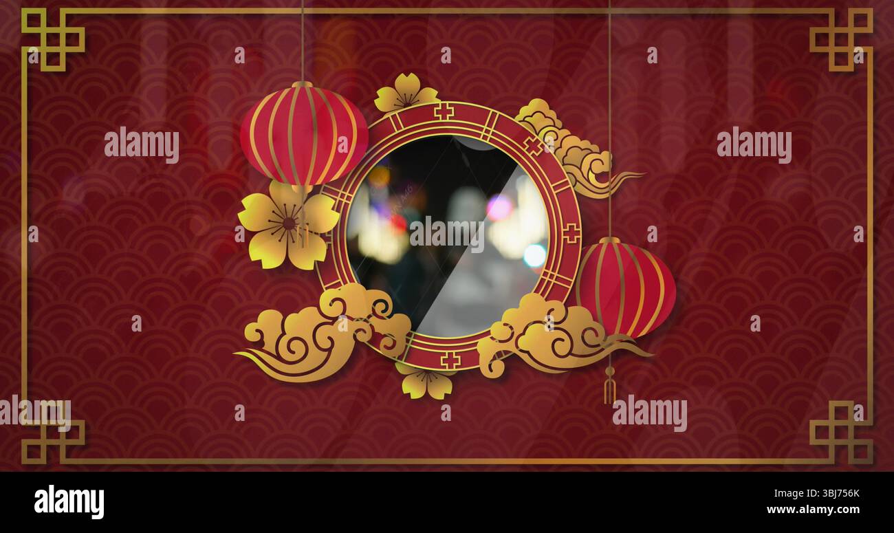 Reflektierendes, verschwommenes Licht im Hintergrund, Rahmen mit goldenen Schriftrollen, Pflaumenblüten und roten Laternen Stockfoto Reflektierendes, verschwommenes Licht im Hintergrund, Rahmen mit goldenen Schriftrollen, Pflaumenblüten und roten Laternen Stockfoto