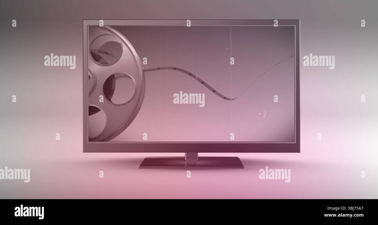 Flachbildschirm mit metallischer Filmrolle und Filmstreifen im Studio mit Farbverlauf Stockfoto