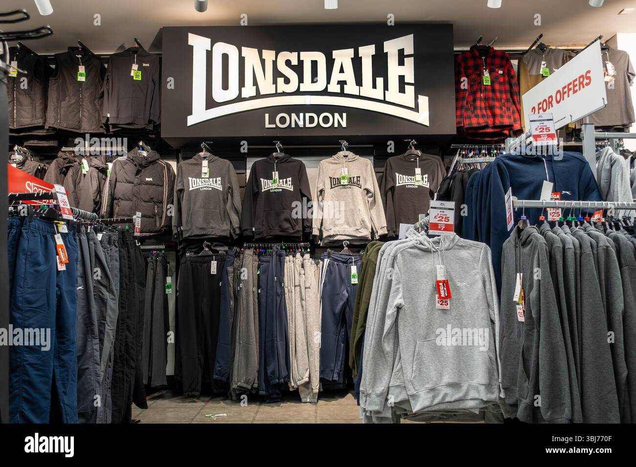 Lonsdale, London, Sportswear, Freizeitbekleidung, Mäntel, Oberteile, Pullover, Hosen, Stockfoto