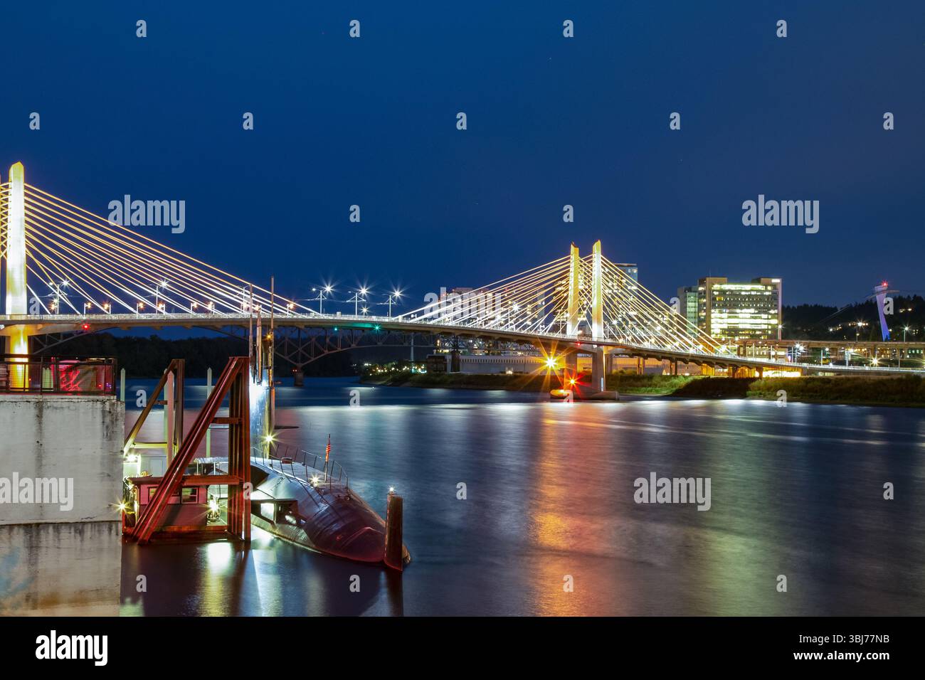 Portland, Oregon – 10. August 2018: Das U-Boot USS Blueback legt am Willamette River an, wobei die Tillikum Crossing Bridge beleuchtet ist. Stockfoto