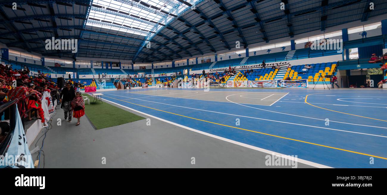 Urubamba, Cusco, Peru - 28. November 2024: Das Kolosseo von Urubamba mit vielen Kindern in traditioneller Kleidung, Müttern und Lehrern vor einem Tanzabend Stockfoto