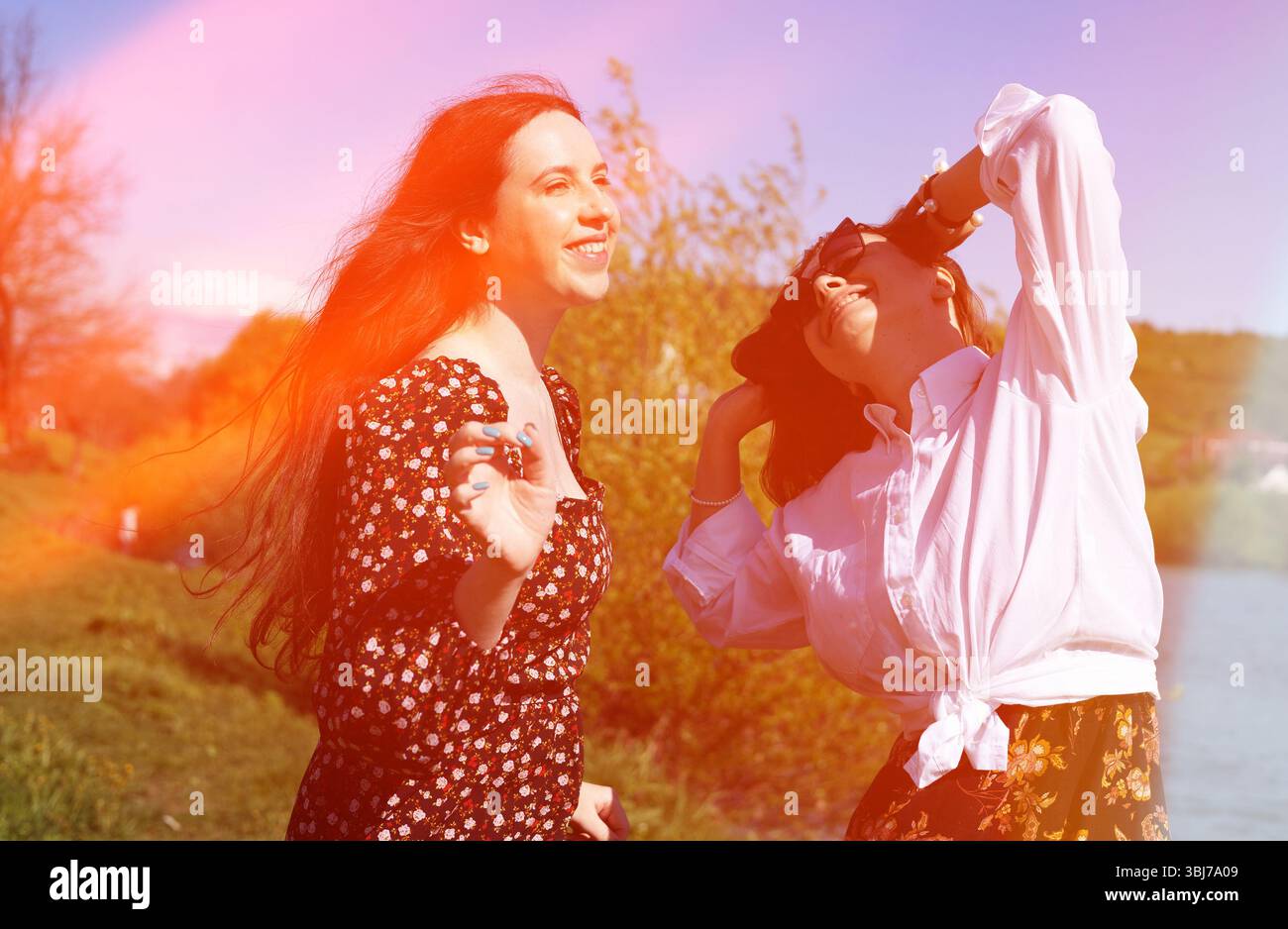Zwei Freunde, die das Leben in der Natur genießen Stockfoto