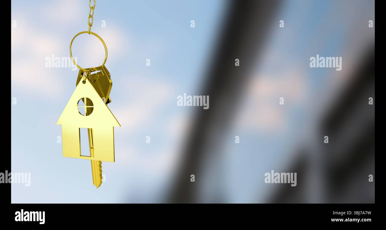 Goldener Schlüsselanhänger in Form eines Hauses an der modernen Gebäudefassade, mit anhängenden Schlüsseln und Kopierraum Stockfoto