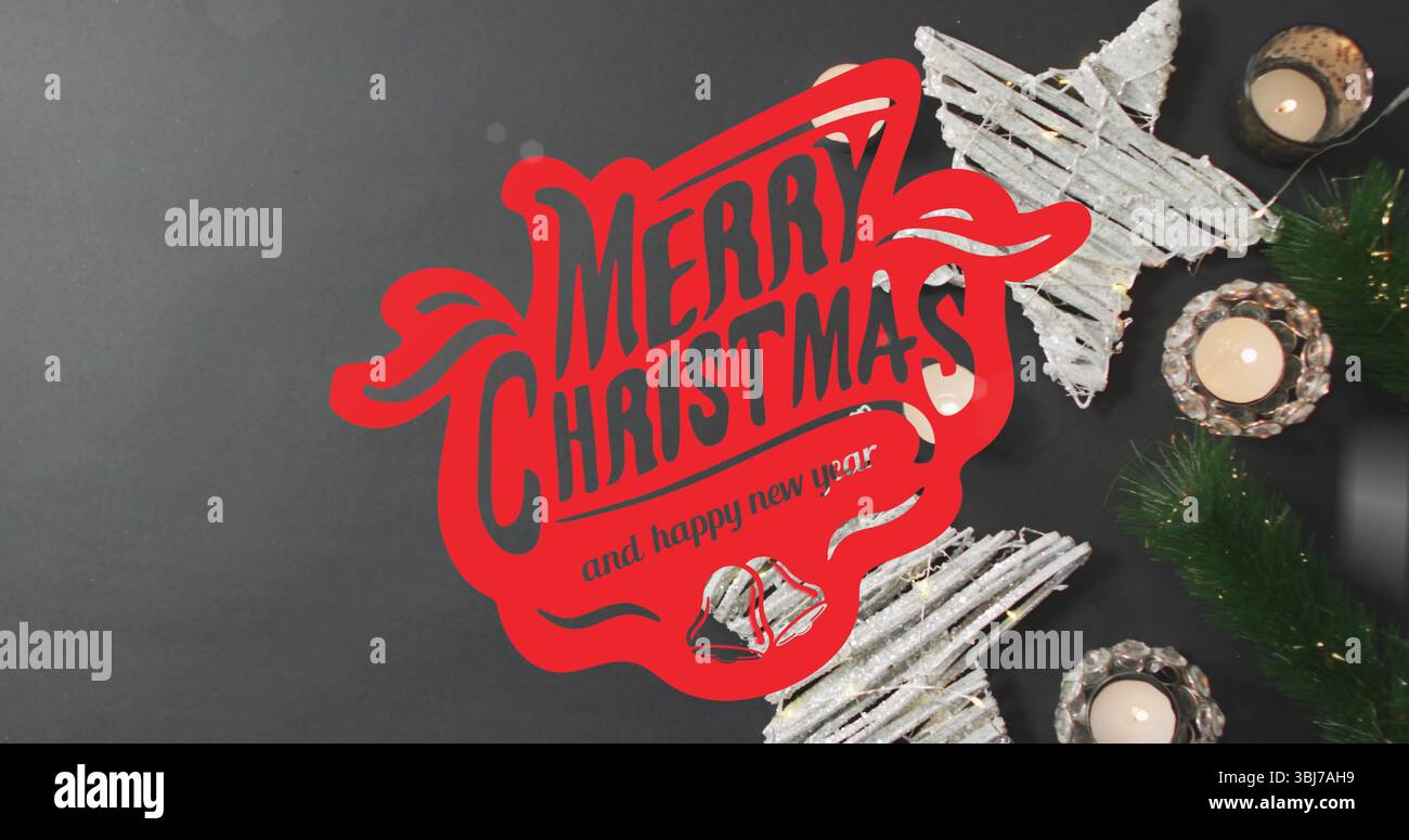 Mit roter Begrüßungsgrafik auf grauer Tischplatte mit weißen Zweigsternen, beleuchteten Kerzen und Tannengirlande Stockfoto