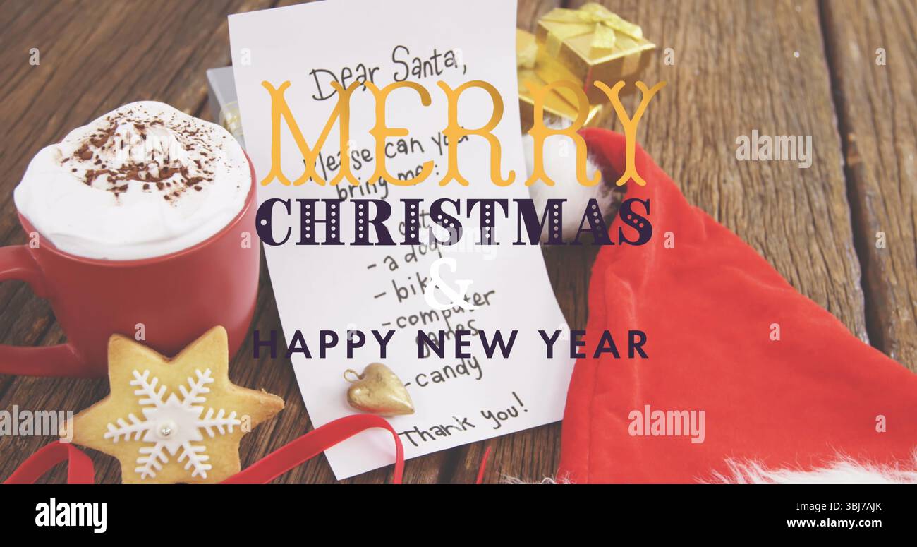 Mit Weihnachtsmann auf rustikaler Tischplatte mit rotem Becher, Keksen, Hut, Geschenkbox und Schokolade Stockfoto