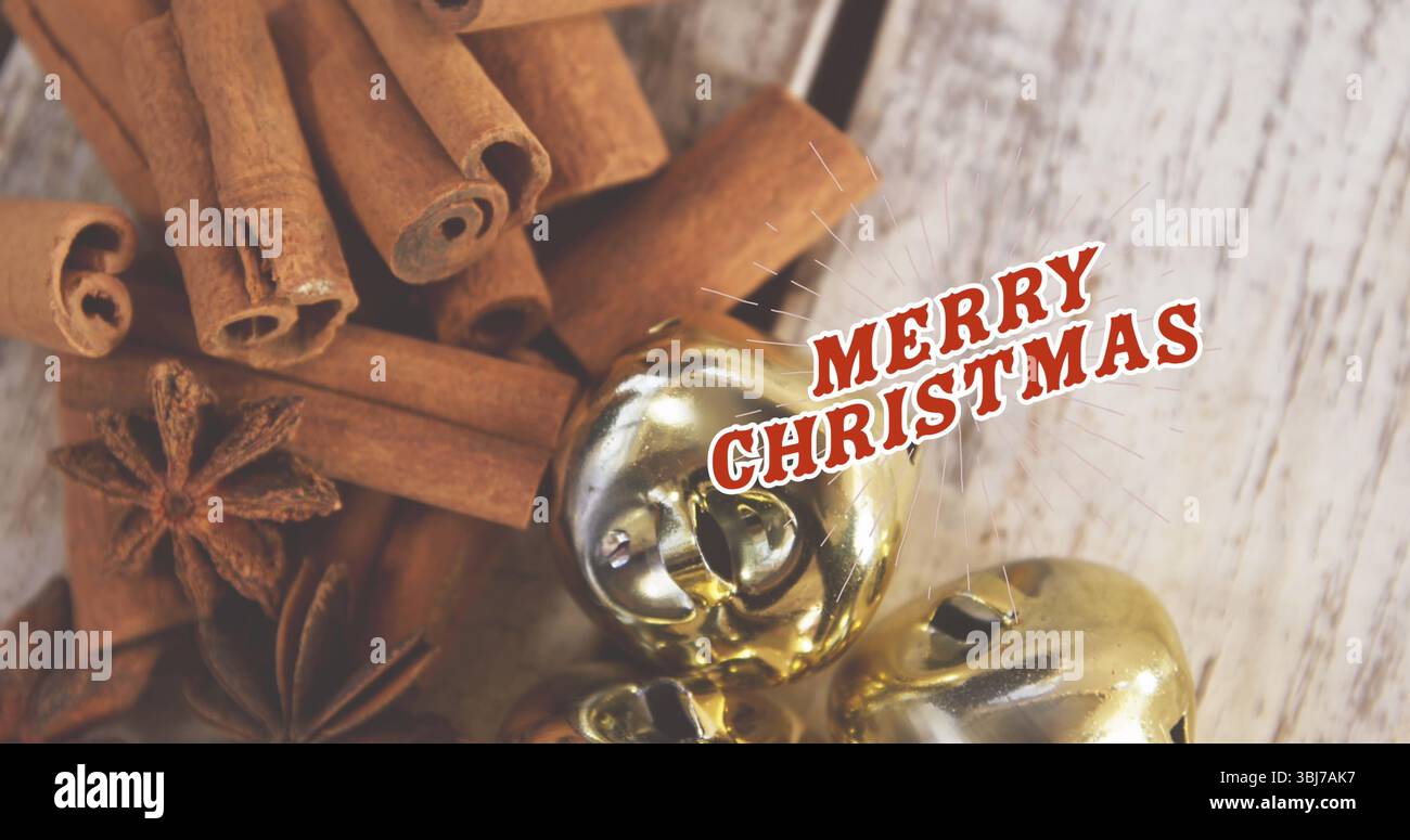 Mit Zimtstangen, Anisschoten, goldenen Glocken auf Holzoberfläche mit rotem Merry Christmas Text Stockfoto
