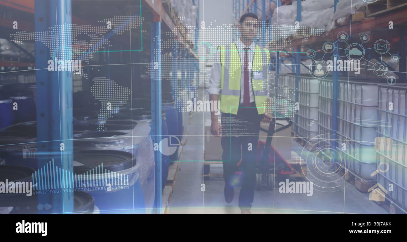 Mann in Sicherheitsweste und Krawatte, der holographische Überzüge im Lager scannt, mit Palettenhubwagen Stockfoto
