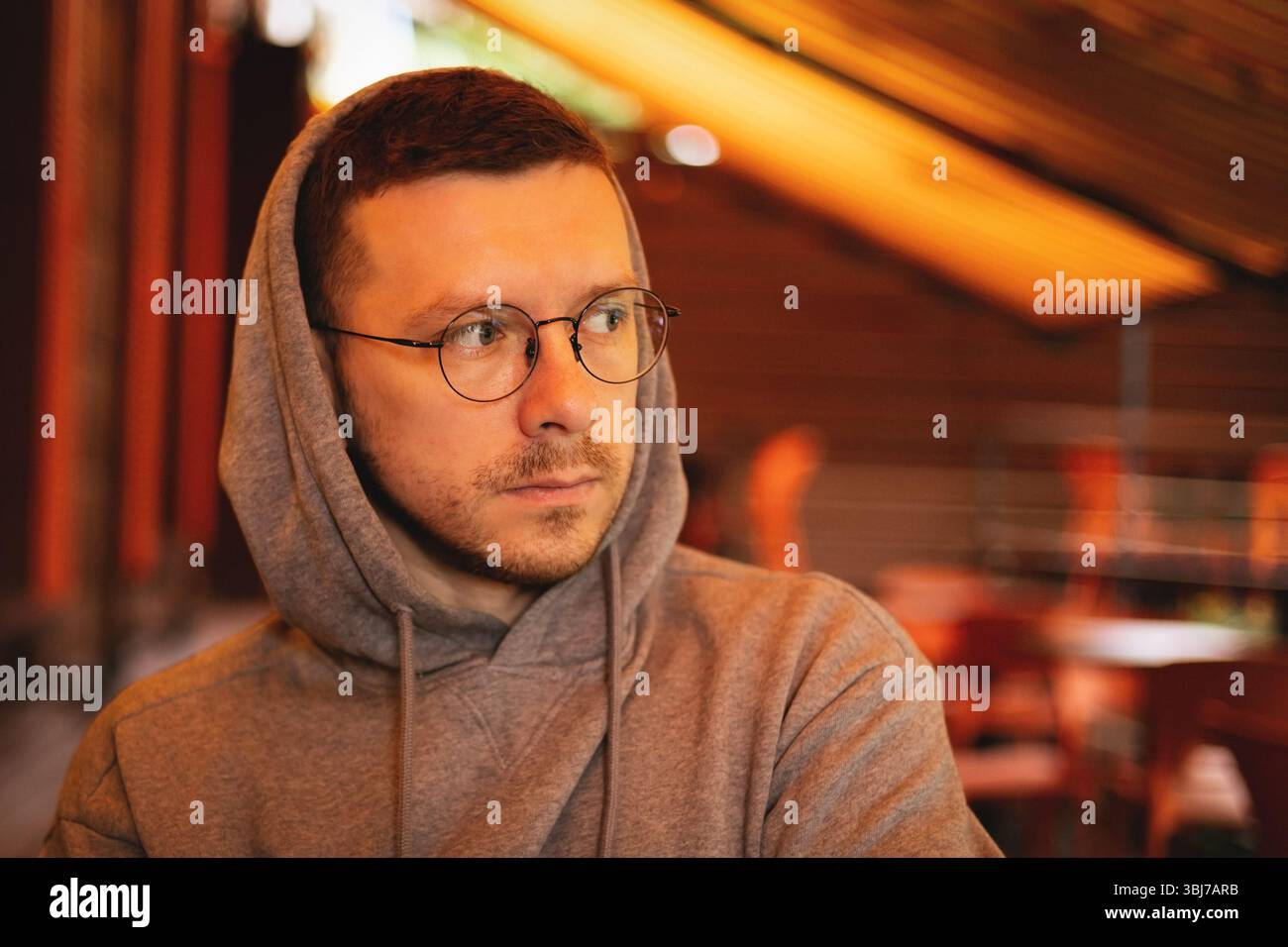 Porträt eines verärgerten jungen Mannes Stockfoto