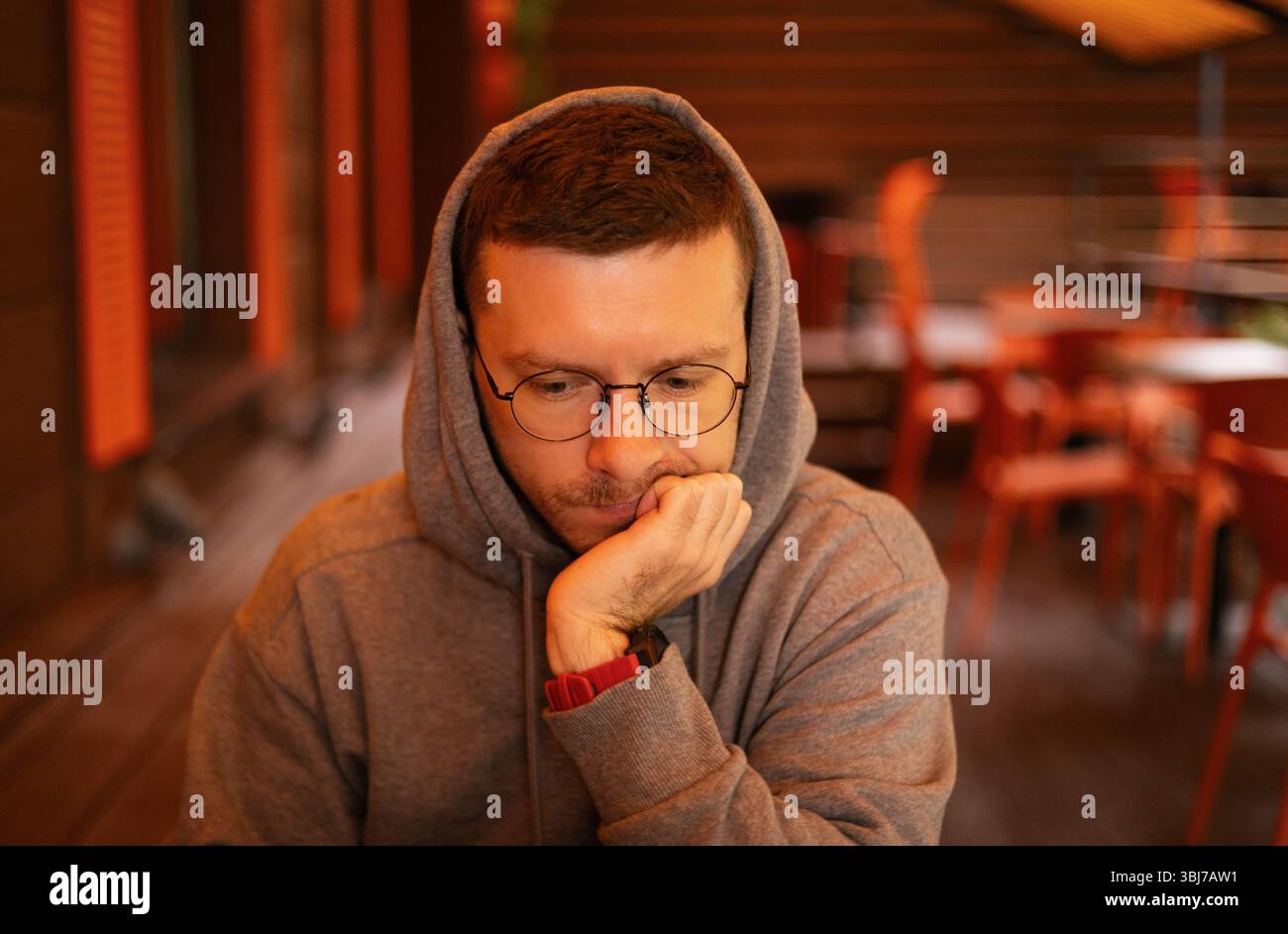 Porträt eines verärgerten jungen Mannes Stockfoto