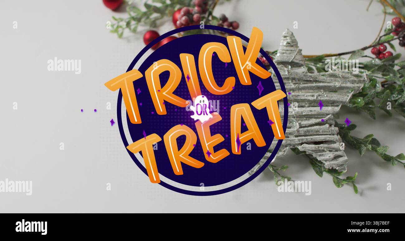 Mit violettem „Trick or Treat“-Schild auf weißer Tischplatte mit Kranz, Beeren und Sternverzierung Stockfoto