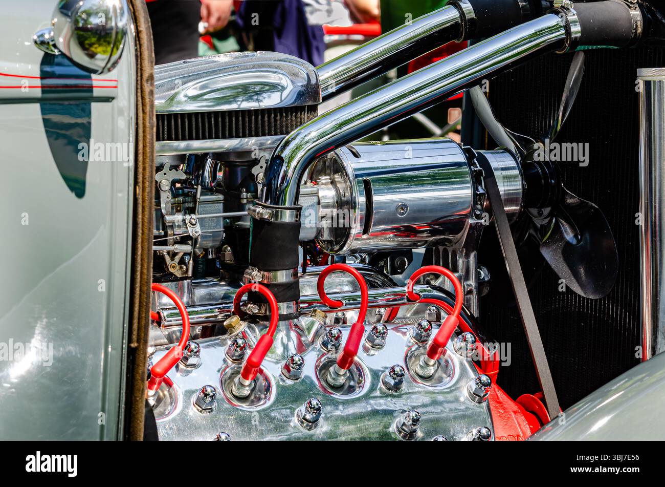 Restaurierter heißer Rod-Motor mit Chrom und roten Drähten Stockfoto