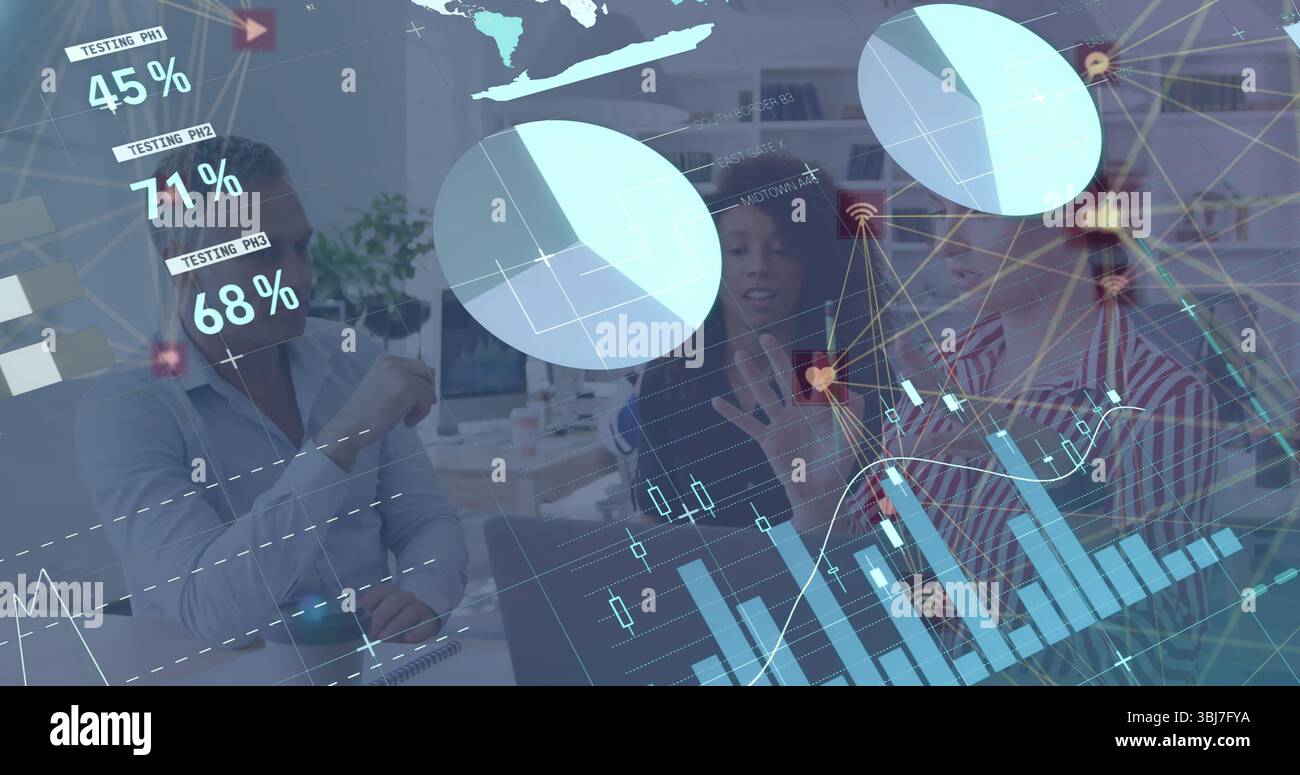 Drei Geschäftsleute, die Diagramme im Büro mit holografischen Projektionen überprüfen Stockfoto