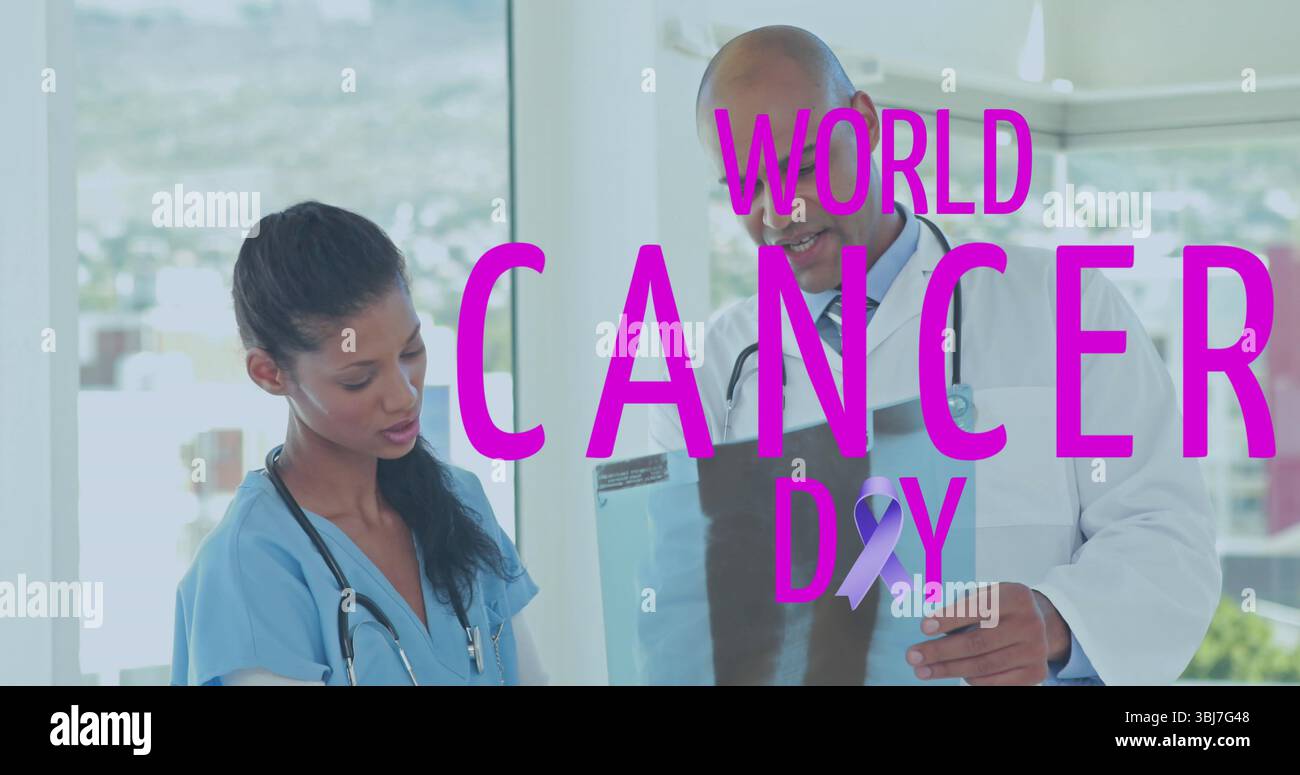 Krankenschwester und Arzt in medizinischen Uniformen, die Bildgebungsfilm in der Klinik überprüfen, mit dem Band zum Weltkrebstag Stockfoto
