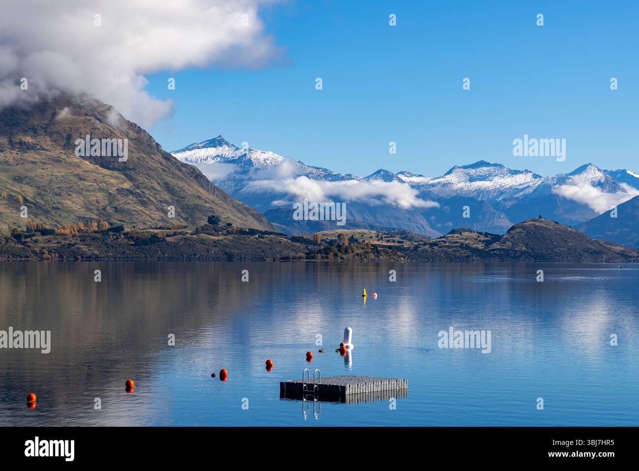 Wanaka, Otago, Südinsel, Neuseeland, Blick über den Lake Wanaka in Richtung Mount Aspiring Mountain Range und schneebedeckte Gipfel, 2025 Stockfoto