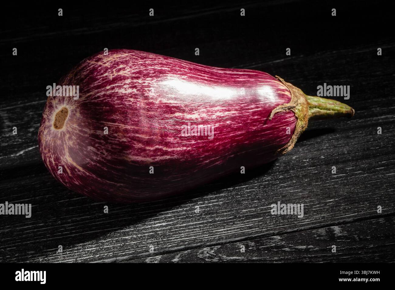 Marmor Auberginen auf schwarzem Holzhintergrund Stockfoto
