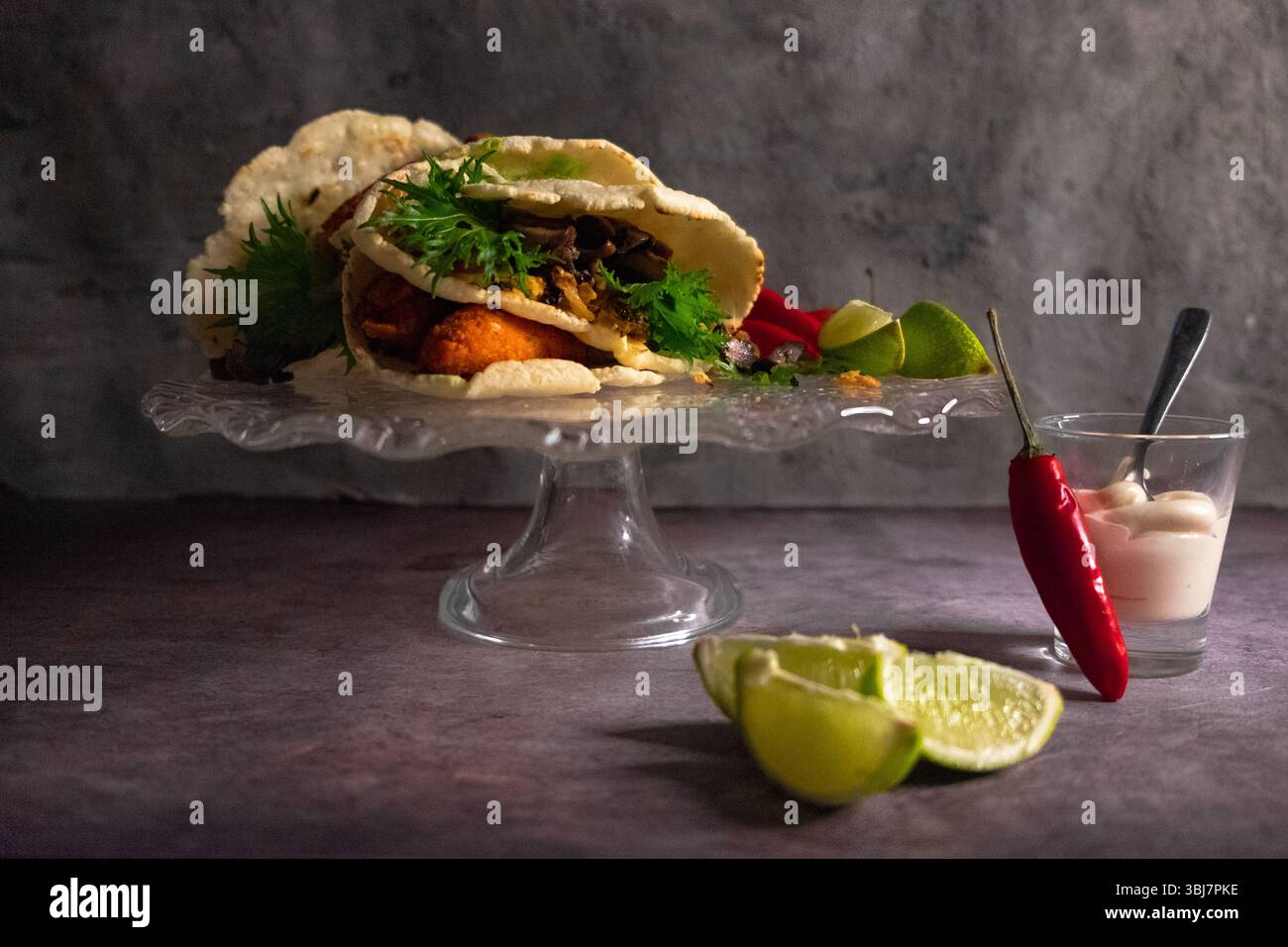 Hausgemachter Taco mit Mayo, Pfeffer und Limette in Kompositionen Stockfoto