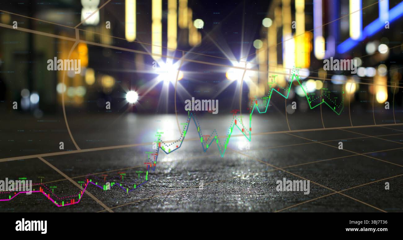 Leuchtende Autoscheinwerfer beleuchten die Straße auf der Nachtstraße mit Gebäudebeleuchtung, Raster und Aktienkarte Stockfoto