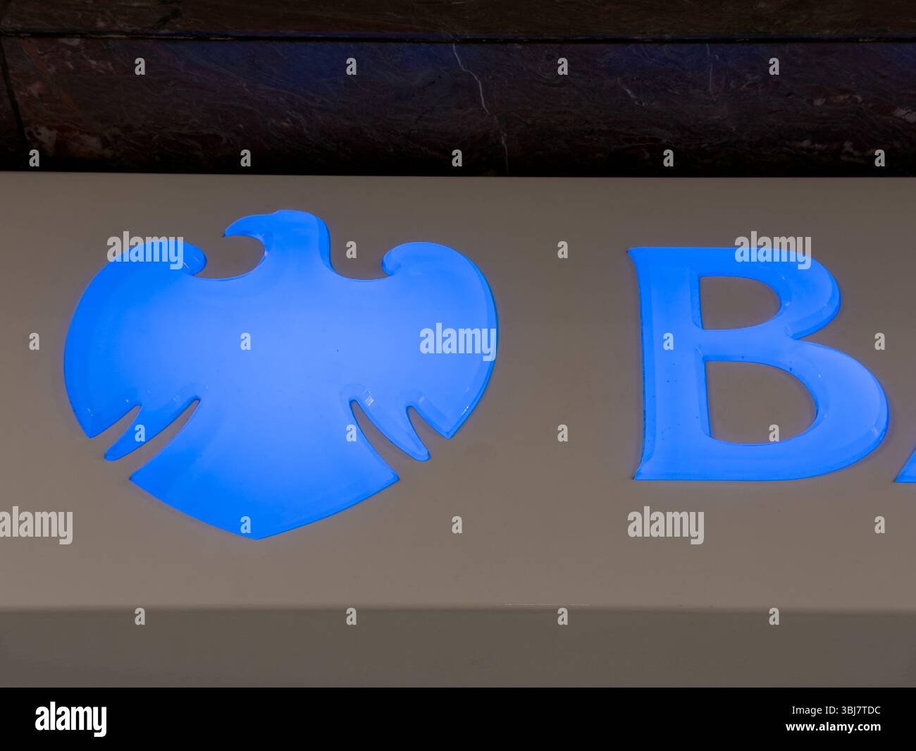 Das ikonische blaue Adler-Emblem und Branding der Barclays Bank sind in London sichtbar und symbolisieren Vertrauen und Stärke im britischen Bankwesen. Stockfoto