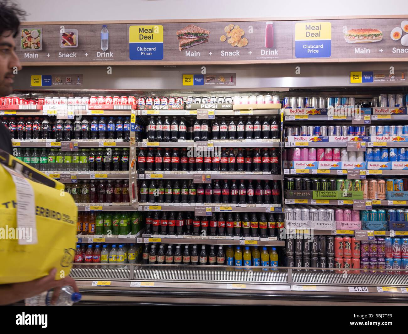 Verschiedene Getränke in Kühlregalen im Londoner Supermarkt – gekühlte Speisen sind im Meal Deal Club-Angebot enthalten und sind zum Preis für unterwegs erhältlich. Stockfoto