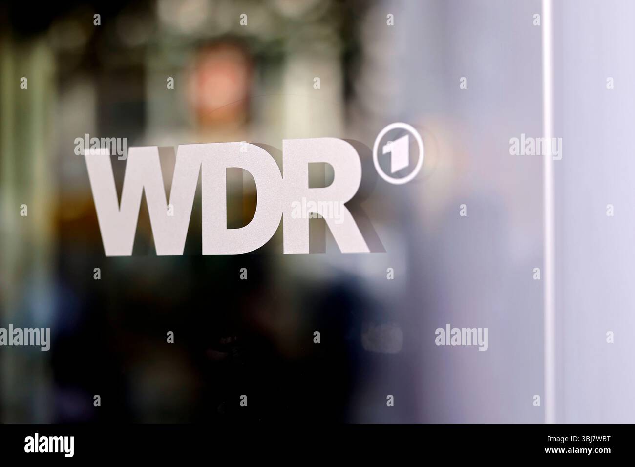 Das Logo des WDR mit ARD-Zeichen zu sehen auf einer Türe beim Deutschen Kamerapreis 2025 im WDR Funkhaus. Themenbild, Symbolbild Köln, 13.06.2025 NRW Deutschland *** das WDR-Logo mit dem ARD-Zeichen ist auf einer Tür beim Deutschen Kamerapreis 2025 im WDR Funkhaus zu sehen Themenbild, Symbolbild Köln, 13 06 2025 NRW Deutschland Copyright: XChristophxHardtx Stockfoto