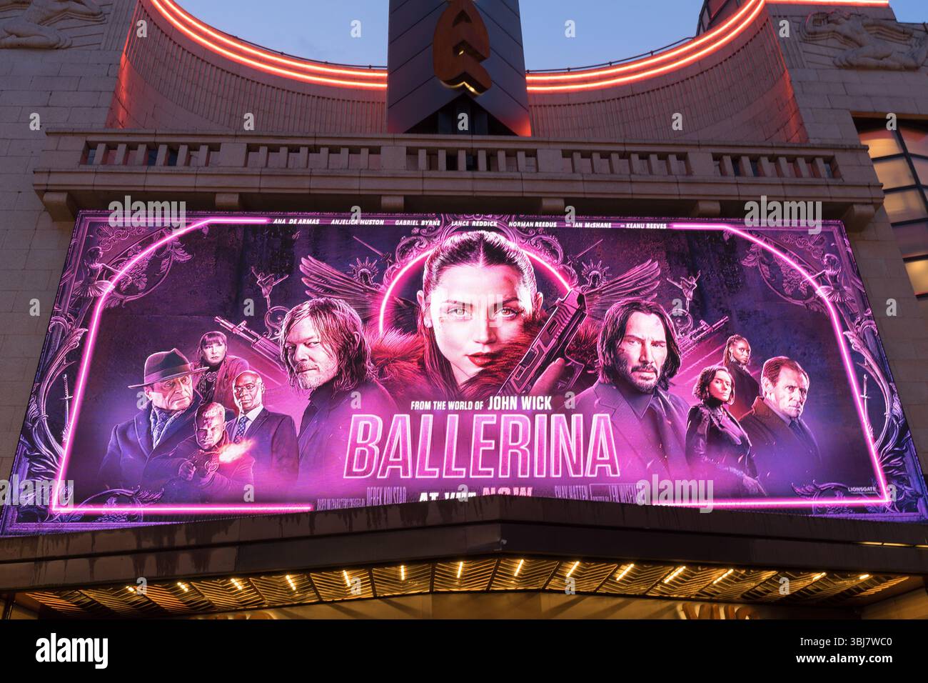 Die riesige digitale Plakatwand im Londoner West End zeigt das Filmposter Ballerina, das das Publikum mit anmutigem Tanz und inspirierender Geschichte fasziniert. Stockfoto