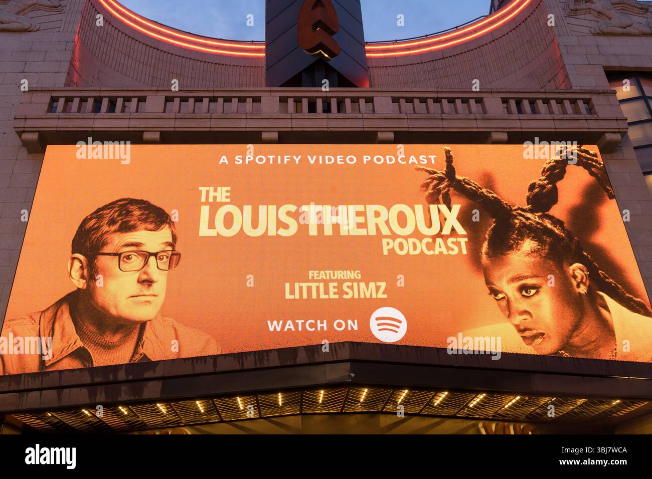 Digitale Plakate im Londoner West End werben für Louis Theroux Podcast und Little Simz Video Podcast – Streamen Sie jetzt auf Spotify für exklusive Inhalte. Stockfoto