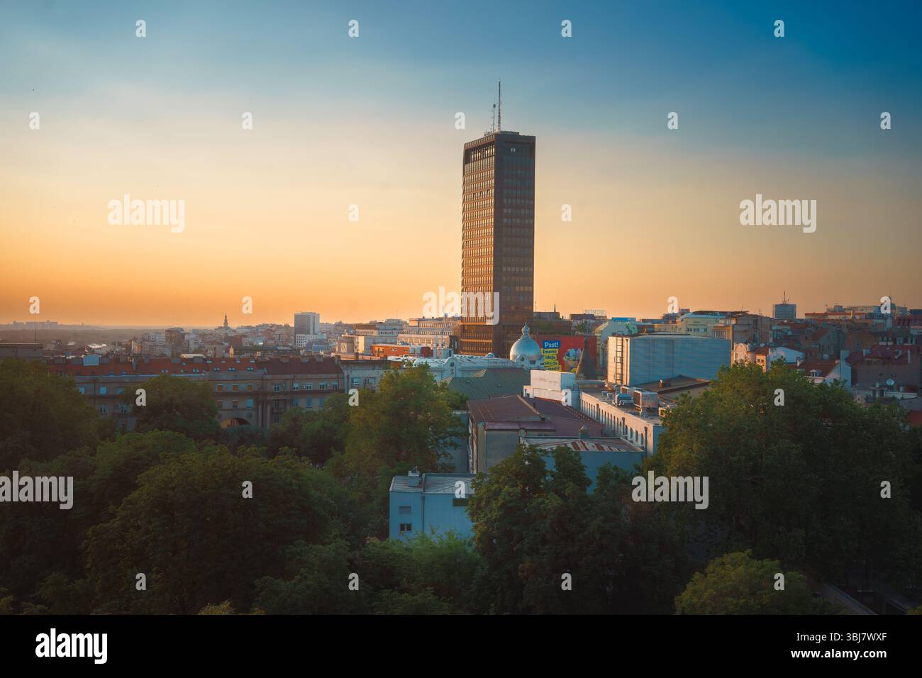 Belgrad, Serbien - 12. Juni 2025: Beogradjanka-Gebäude am frühen Abend im Frühjahr, Stadtzentrum. Stockfoto