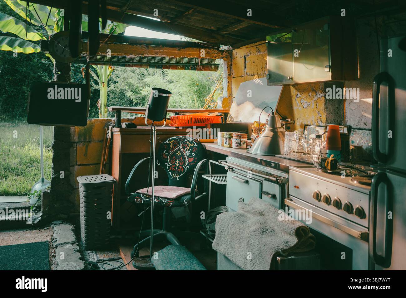 Alte Dinge eines alten Haushalts, eine Ecke eines Teils des Hofes unter einem Vordach. Stockfoto
