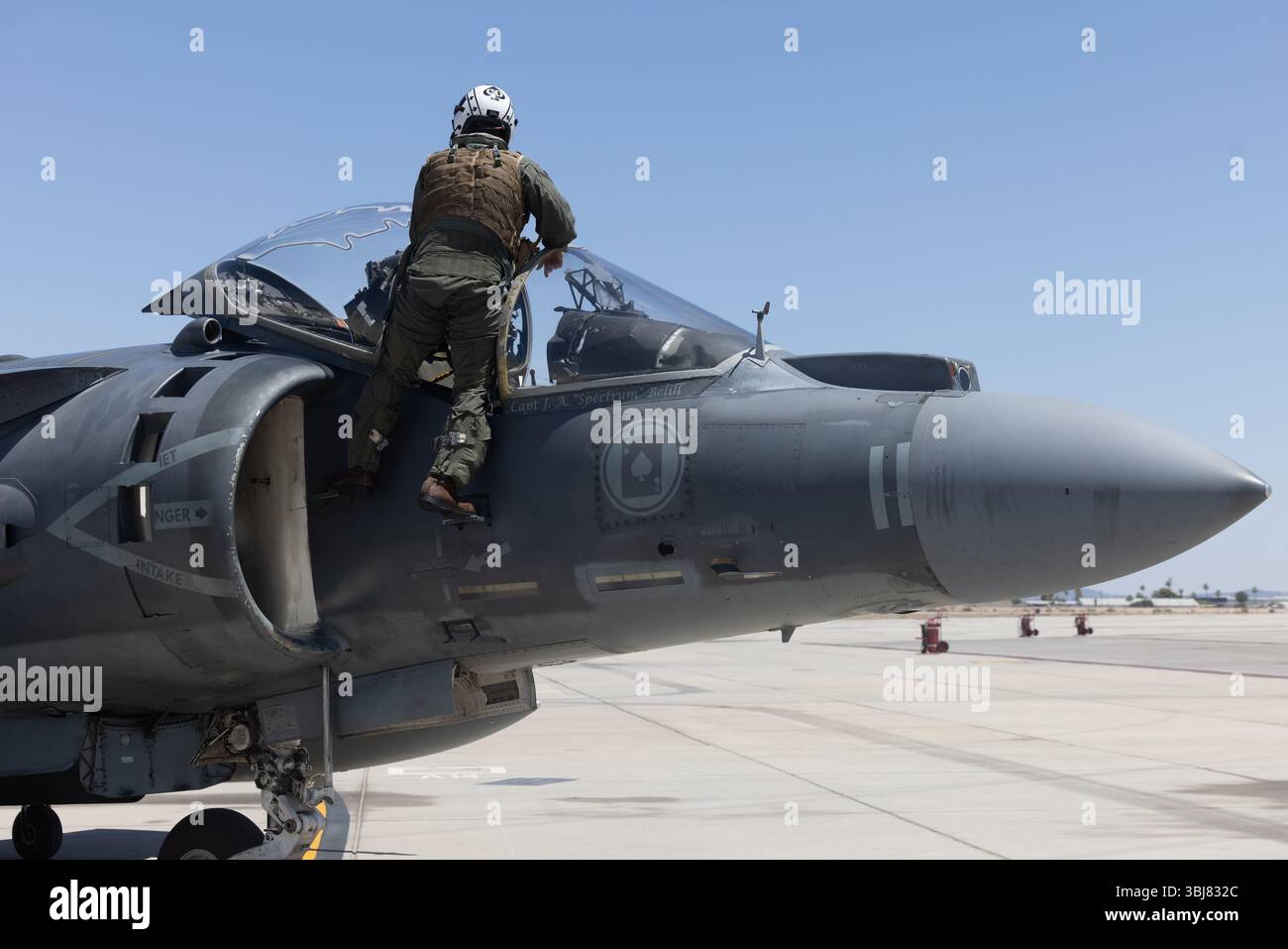 Paul Truog, Kommandant der Marine Attack Squadron (VMA) 231, Marine Aircraft Group (mag) 14 und 2nd Marine Aircraft Wing (MAW), verlässt die AV-8B Harrier II nach der Landung auf der Marine Corps Air Station (MCAS) Yuma, Arizona, am 10. Juni 2025. VMA-231, bekannt als das „Ace of Spades“, hat seinen Sitz in MCAS Cherry Point, North Carolina. (Foto des U.S. Marine Corps von Lance CPL. Hannah Dodson) Stockfoto