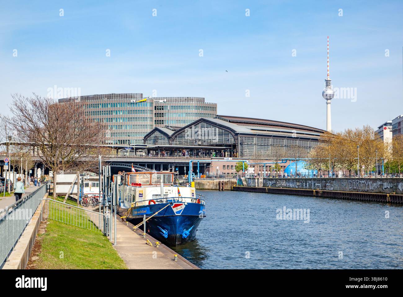 Berlin, Deutschland - 1. Mai 2016: Blick auf die Spree zum berühmten Bahnhof Friedrichstraße in Berlin. Stockfoto