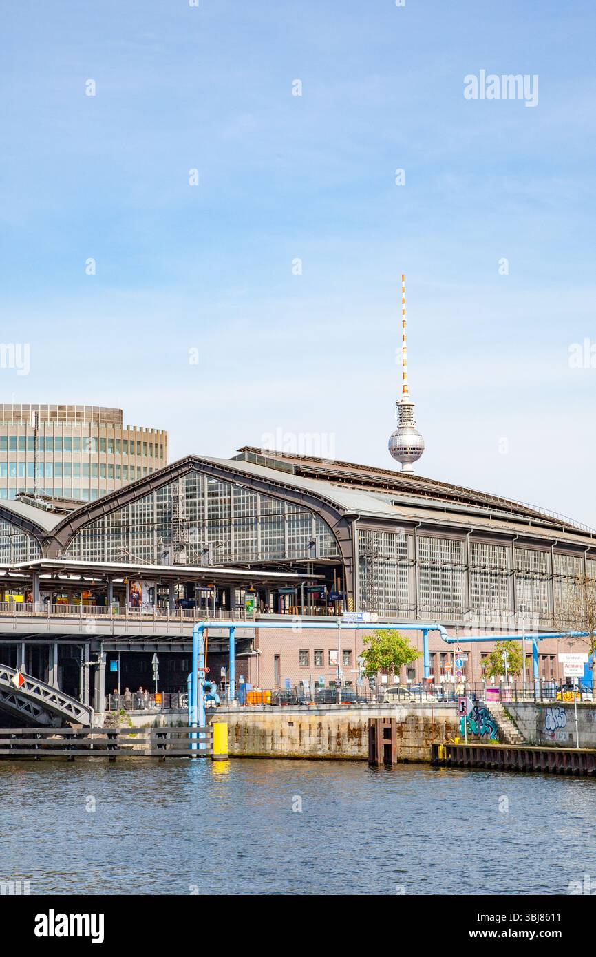 Berlin, Deutschland - 1. Mai 2016: Blick auf die Spree zum berühmten Bahnhof Friedrichstraße in Berlin. Stockfoto