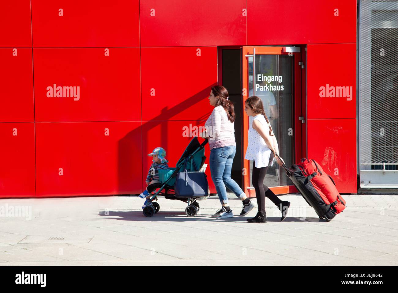 Kinderwagen parkplatz -Fotos und -Bildmaterial in hoher Auflsung  Alamy