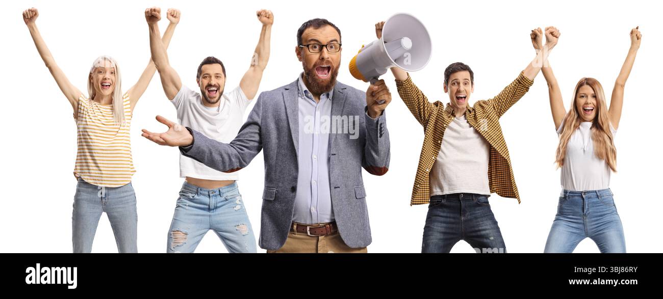 Aufgeregter bärtiger Mann mit einem Megaphon und einer Gruppe von Menschen, die Glück mit den Armen nach oben auf weißem Hintergrund zeigen Stockfoto