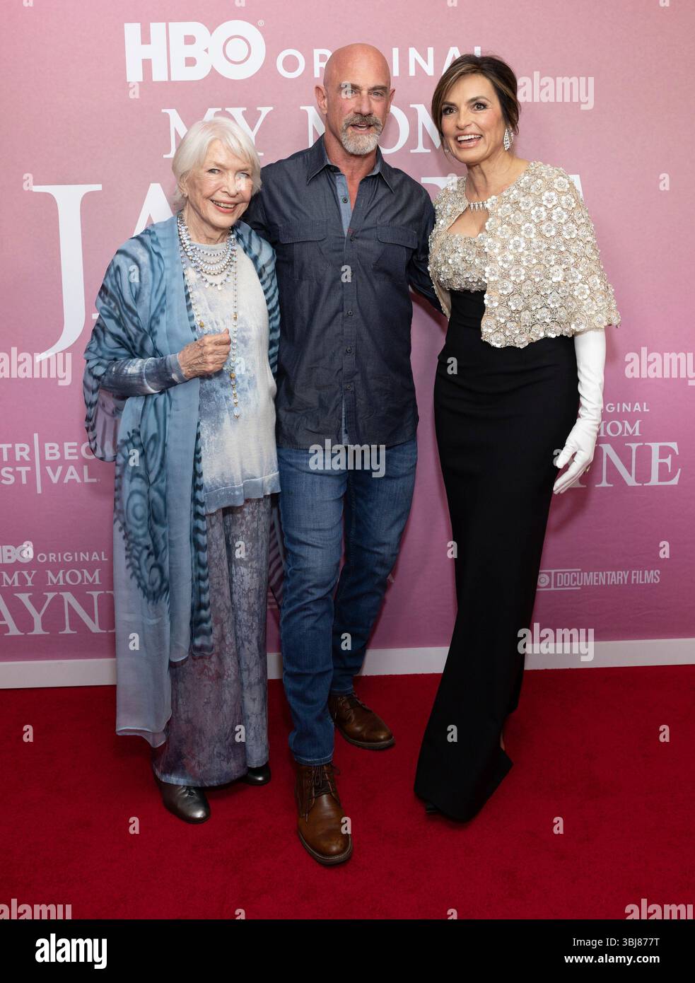 Ellen Burstyn, from left, Chris Meloni, and Mariska Hargitay attend the "My Mom Jayne" premiere at Carnegie Hall during the Tribeca Festival on Friday, June 13, 2025, in New York. (Photo by CJ Rivera/Invision/AP) Stockfoto