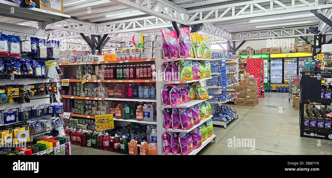 BAGACES, PROVINZ GUANACASTE, COSTA RICA: Imbissläden in Costa Rica könnten in jeder Stadt mit ihrem Angebot an Junk Food, Süßigkeiten, b Stockfoto