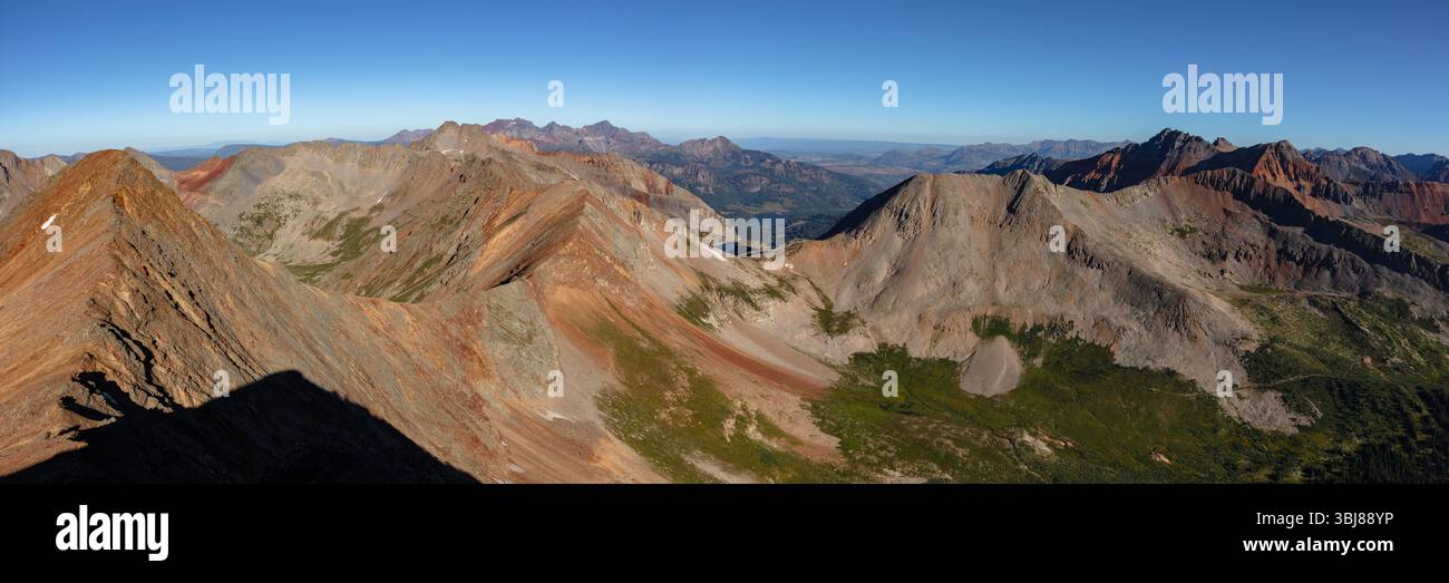 Ein atemberaubendes Panorama der farbenfrohen Berge der San Juan Range vom 13er Rolling Mountain in Colorado nahe Silverton, Colorado. Stockfoto
