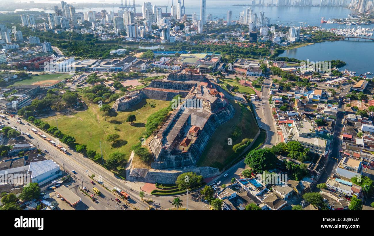 Atemberaubender Blick aus der Luft auf Cartagena, Kolumbien, mit lebendiger Architektur und dem Karibischen Meer bei Sonnenuntergang. Stockfoto