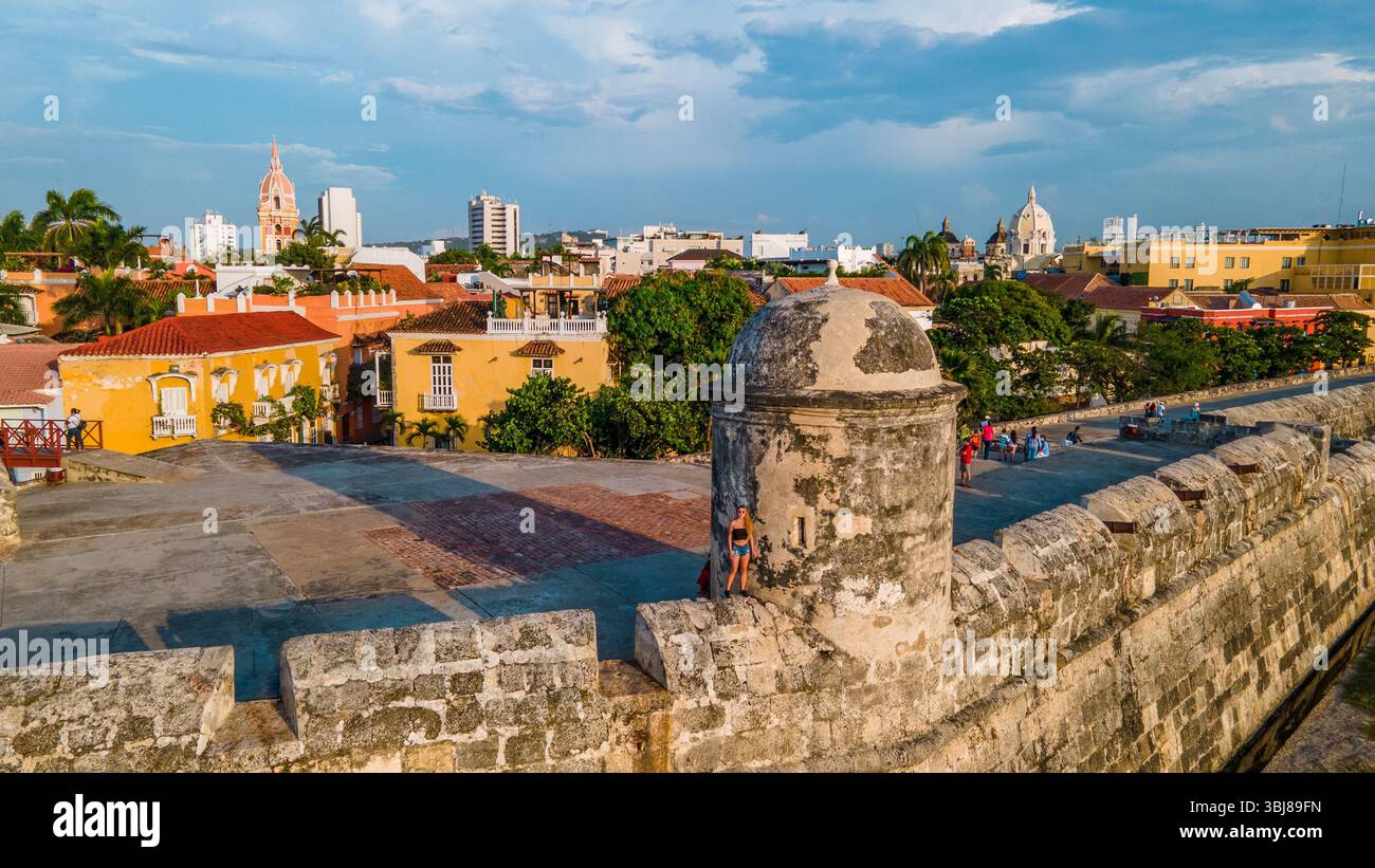Atemberaubende Aussicht aus der Luft auf die farbenfrohen Gebäude und Befestigungen von Cartagena, die die Mischung aus Geschichte und Moderne in Kolumbien zeigt. Stockfoto