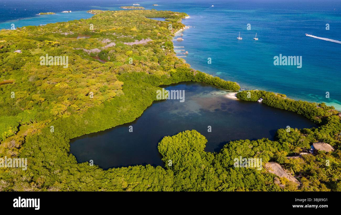 Atemberaubende Aussicht auf die Rosario-Inseln mit üppigem Grün und kristallklarem Wasser, ideal für Kolumbien Tourismus und Urlaub in Cartagena. Stockfoto