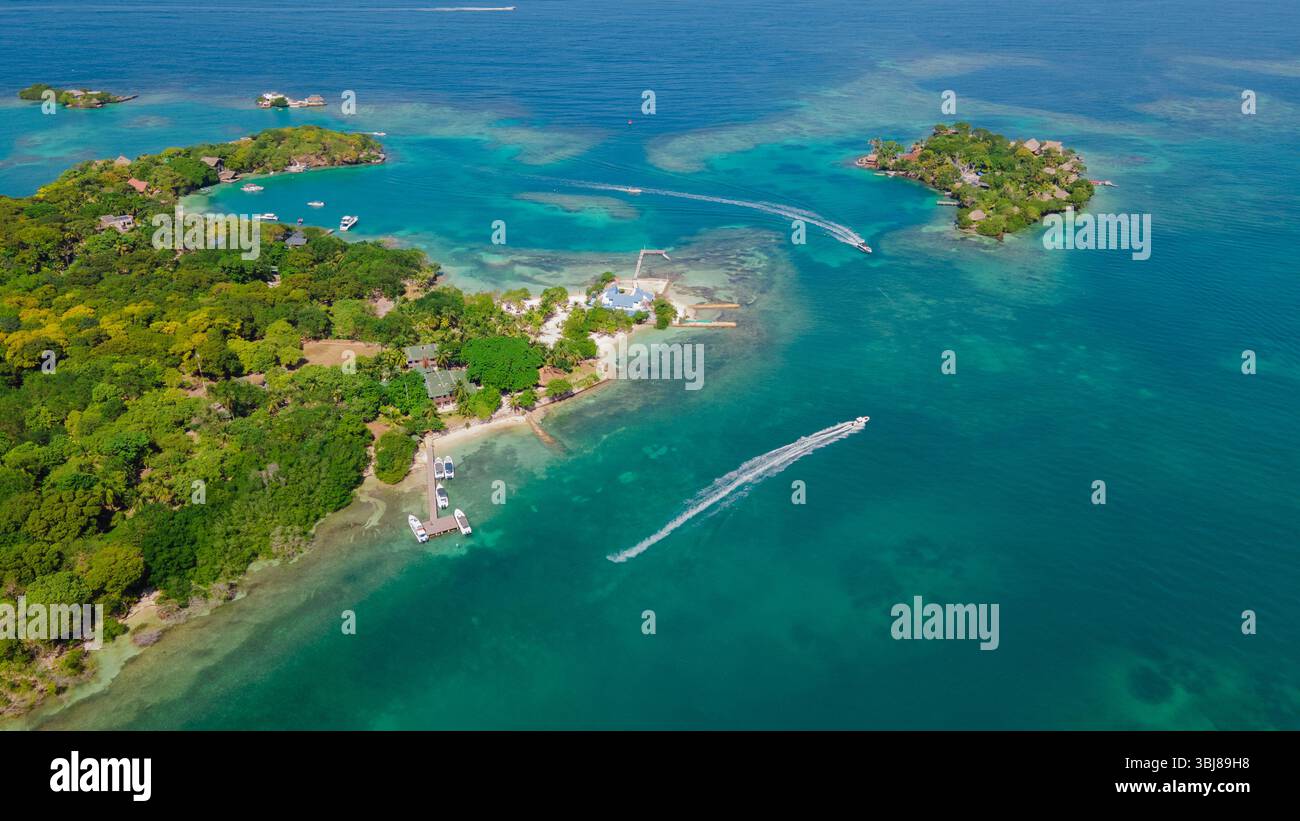 Atemberaubende Aussicht auf die Rosario-Inseln in Cartagena, Kolumbien, mit üppigem Grün und türkisfarbenem Wasser, perfekt für Tourismus und Urlaub. Stockfoto